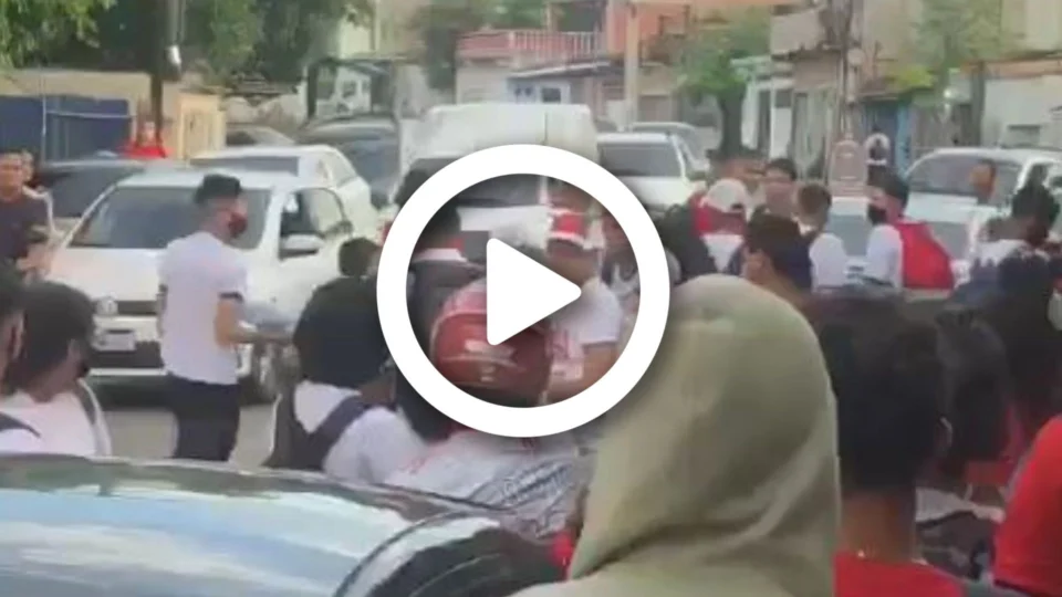 VÍDEO: Veja o início do confroto entre adolescentes que resultou em um morto e dois feridos em frente escola na ZL de Manaus