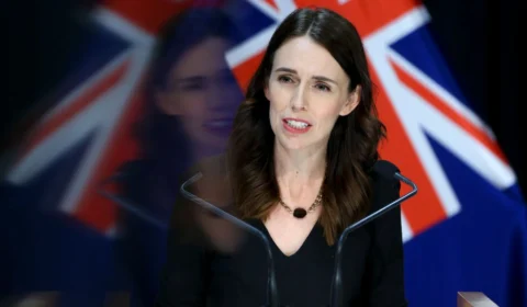 Primeira-ministra da Nova Zelândia cancela cerimônia de casamento após aumento de casos de Covid-19 no país