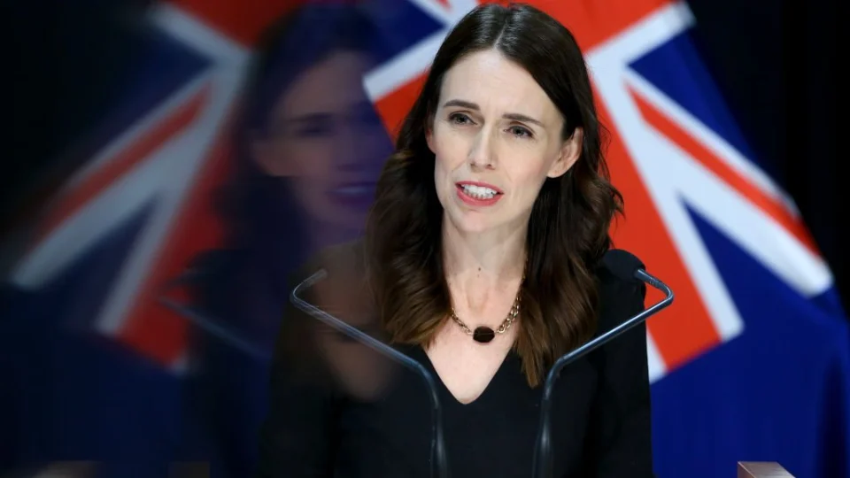 Primeira-ministra da Nova Zelândia cancela cerimônia de casamento após aumento de casos de Covid-19 no país