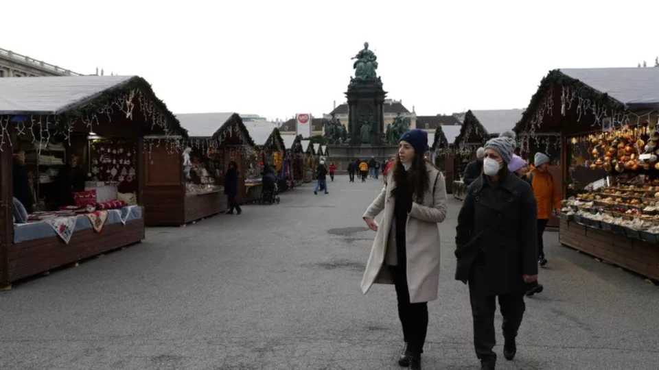 Áustria confina população e torna vacinação obrigatória