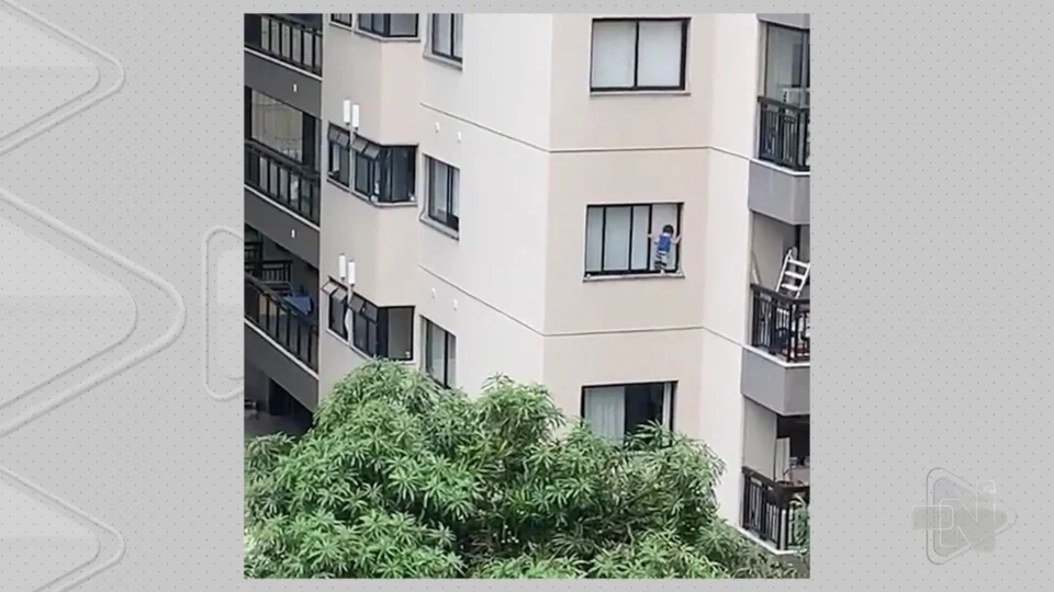 VÍDEO: criança é flagrada pendurada em janela de prédio em Niterói-RJ