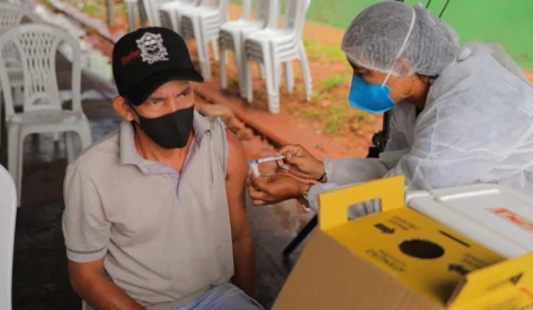 Carreta da vacina Amazonas vai atender população de Novo Airão nesta quinta e sexta