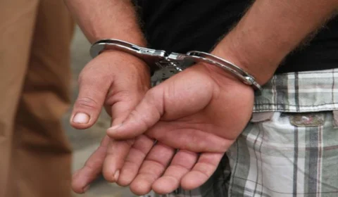 Preso motorista de aplicativo acusado de estuprar menina de 12 anos quando fazia condução escolar em 2014, no AM