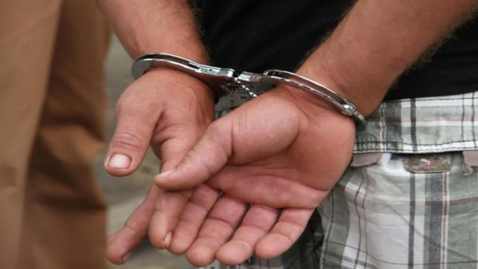 Preso motorista de aplicativo acusado de estuprar menina de 12 anos quando fazia condução escolar em 2014, no AM