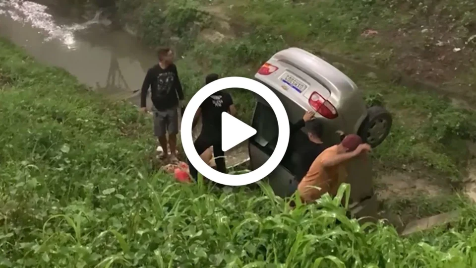 VÍDEO: mulher perde controle de veículo e fica gravemente ferida após cair em igarapé na Zona Norte de Manaus