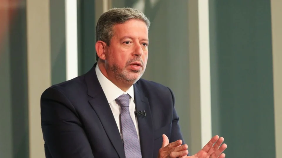 Lira defende deputados listados no relatório final da CPI e é criticado por Omar e Renan