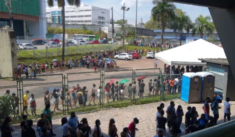 No segundo dia de vacinação dos 12+ em Manaus, população enfrenta fila novamente