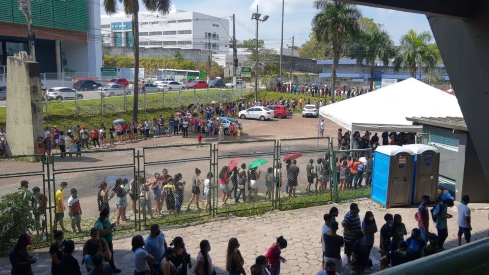 No segundo dia de vacinação dos 12+ em Manaus, população enfrenta fila novamente