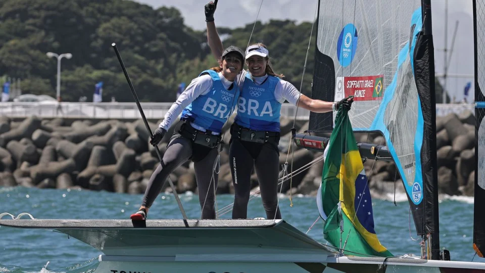 Terceira medalha de ouro do Brasil é da dupla Martine Grael e Kahena Kunze