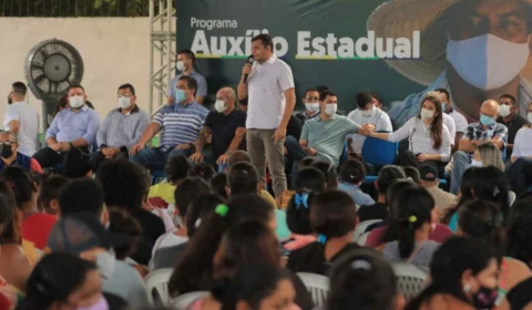 Amazonas inicia entrega de mais de 9 mil cartões do Auxílio Estadual em Manacapuru