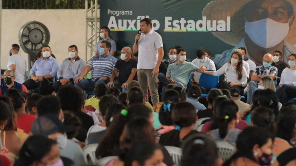 Amazonas inicia entrega de mais de 9 mil cartões do Auxílio Estadual em Manacapuru