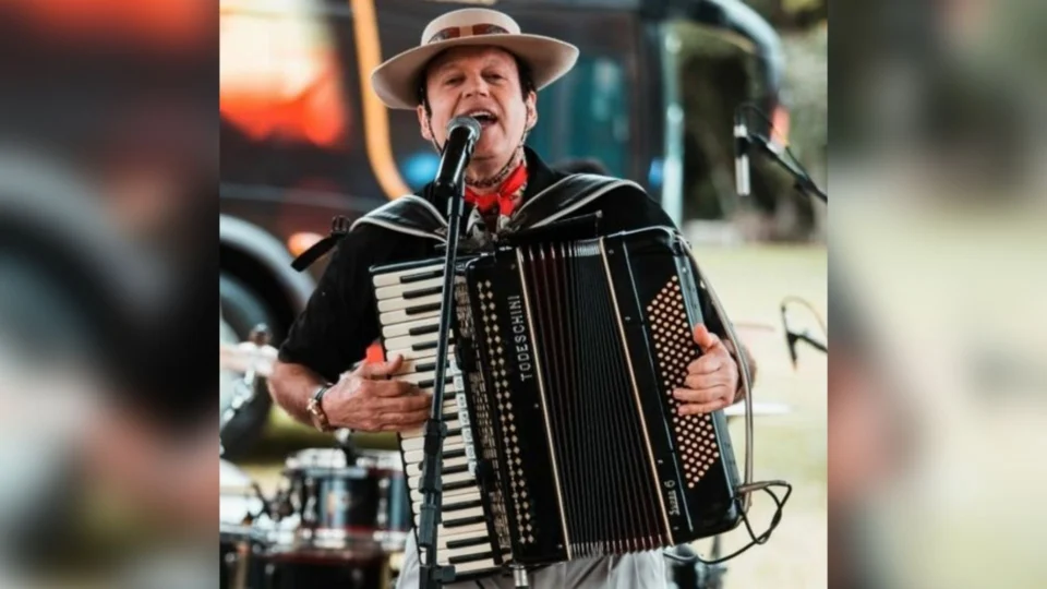 Garotos de Ouro: Morre vocalista da banda em acidente com ônibus do grupo