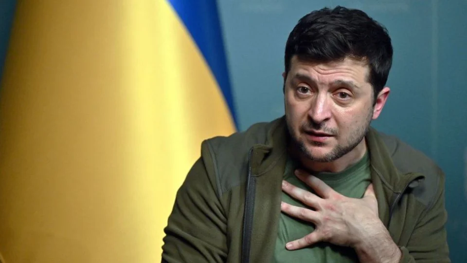 Em rede social, presidente ucraniano Volodymyr Zelensky lamenta destruição de aeroporto por russos e pede ajuda