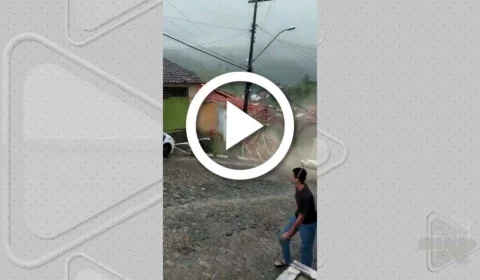 VÍDEO: casa desmorona em cidade da Bahia por causa das chuvas