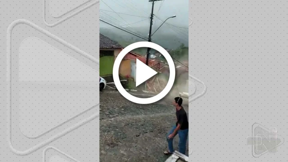 VÍDEO: casa desmorona em cidade da Bahia por causa das chuvas