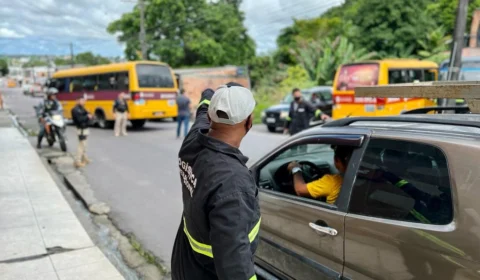 Três motoristas de micro-ônibus ‘Amarelinhos’ são flagrados dirigindo sem CNH em Manaus
