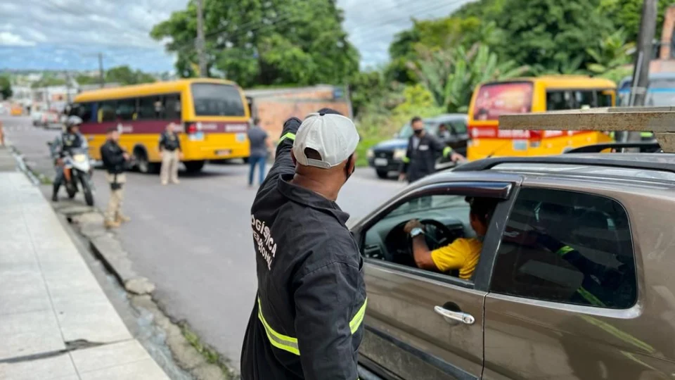 Três motoristas de micro-ônibus ‘Amarelinhos’ são flagrados dirigindo sem CNH em Manaus