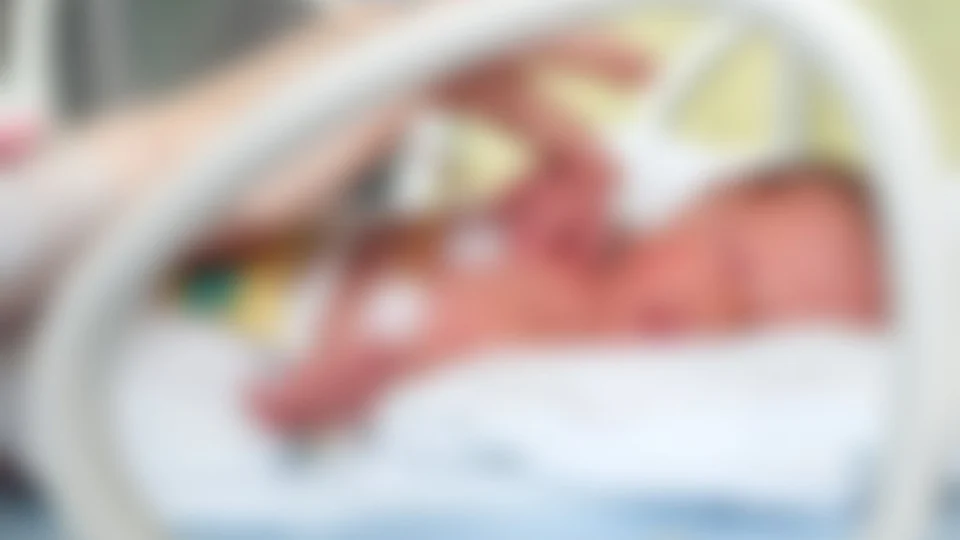 Jovem é presa suspeita de jogar filho recém-nascido em lixeira de avião em Madagascar