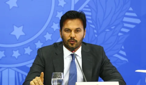 Ministro defende privatização dos Correios em pronunciamento