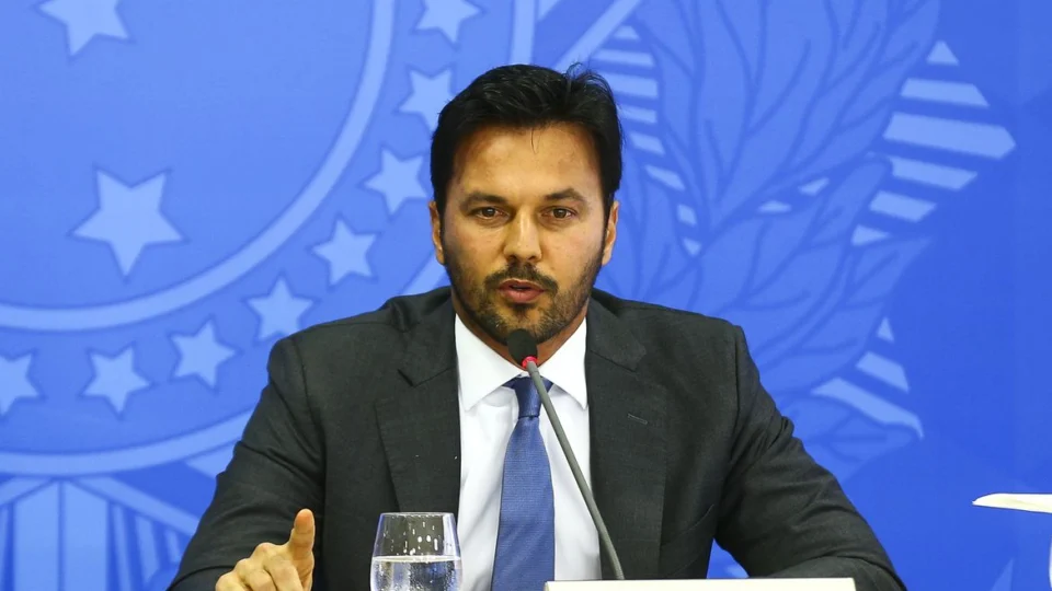 Ministro defende privatização dos Correios em pronunciamento