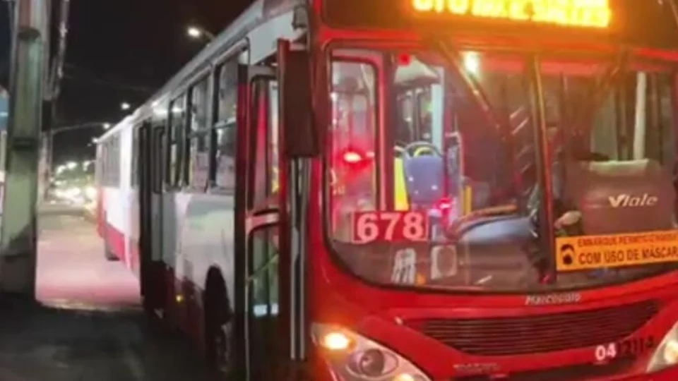 Durante briga de casal em ônibus, homem crava uma tesoura no braço da companheira, em Manaus