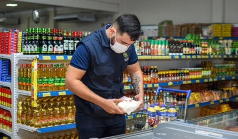 Cerca de 45 Kg de produtos em condições inadequadas são apreendidos em supermercado de Manaus