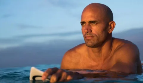 Kelly Slater, surfista 11 vezes campeão mundial, não poderá competir na Austrália sem estar vacinado