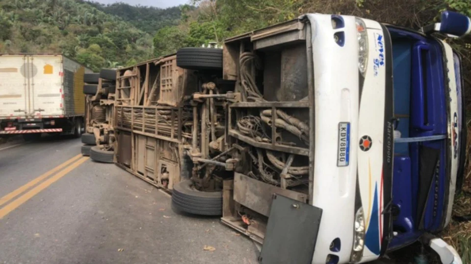 Ônibus com candidatos do concurso Funsaúde tomba e deixa 4 mortos, no Ceará