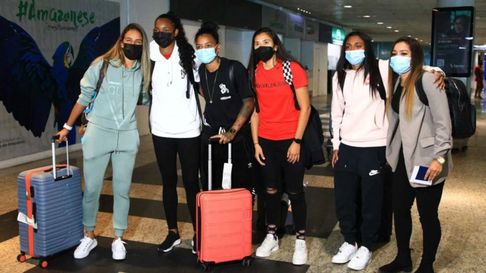 Seleção Brasileira feminina de futebol chega a Manaus para disputa na Arena da Amazônia