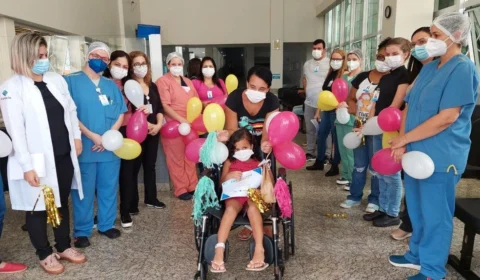 Após 21 dias internada, criança de cinco anos se recupera da Covid-19 e H3N2, em Goiás
