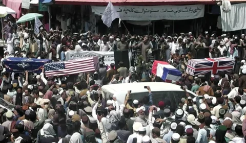 Talibã comemora a partida dos EUA, OTAN e outros países desfilando caixões com bandeiras estrangeiras