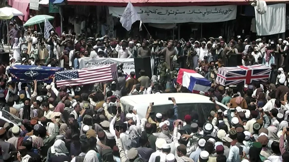 Talibã comemora a partida dos EUA, OTAN e outros países desfilando caixões com bandeiras estrangeiras