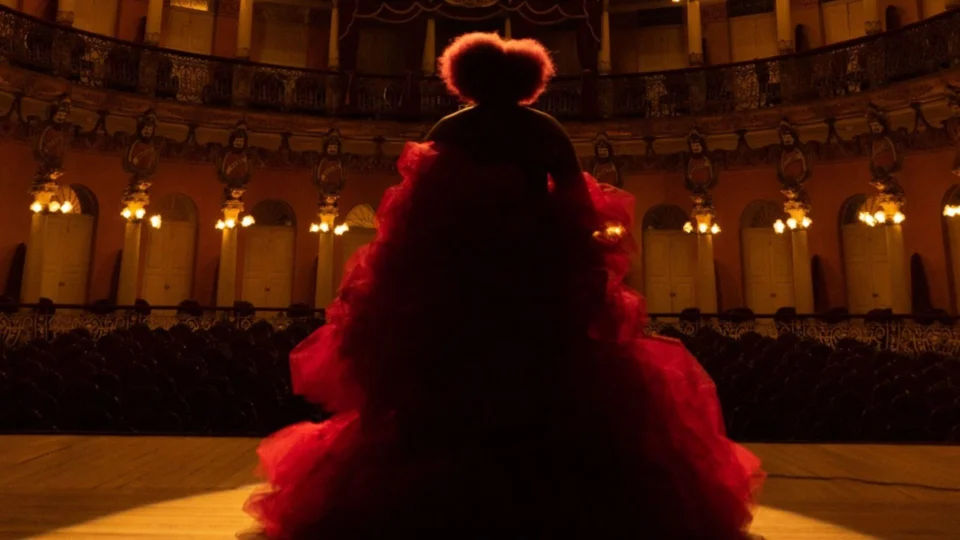 Ateliê 23 lança ‘A Bela é Poc’ no Teatro Amazonas