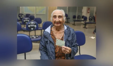 Em Manaus, eleitora de 115 anos regulariza seu título eleitoral