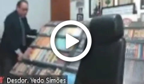 VÍDEO: após queda de cenário com ‘biblioteca falsa’ em sessão virtual do Tjam, desembargador Yedo Simões divulga nota