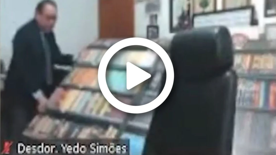 VÍDEO: após queda de cenário com ‘biblioteca falsa’ em sessão virtual do Tjam, desembargador Yedo Simões divulga nota