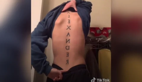 Jovem se declara ao namorado, faz tatuagem gigante no corpo… e termina relação dias depois