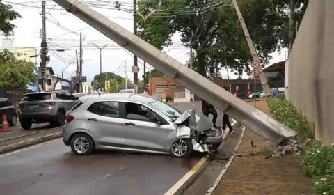 Carro em alta velocidade derruba poste na avenida Maceió e deixa trânsito congestinado, em Manaus