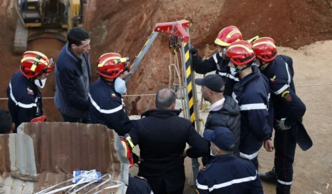 Menino de cinco anos está há 36 horas preso em poço no Marrocos