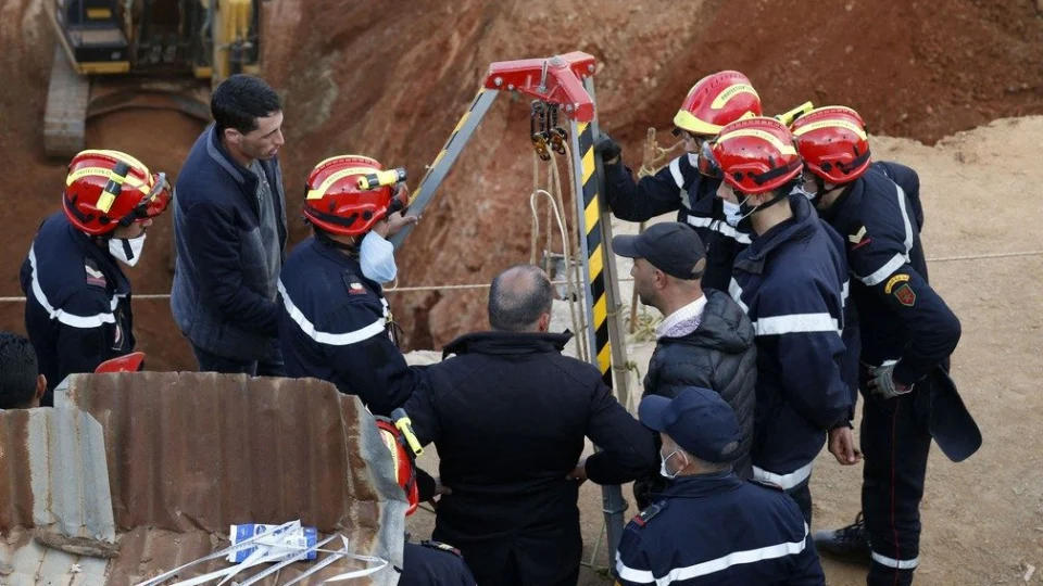 Menino de cinco anos está há 36 horas preso em poço no Marrocos
