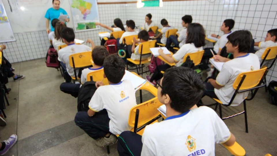 Em Manaus, vereadores aprovam reajuste salarial aos profissionais de educação