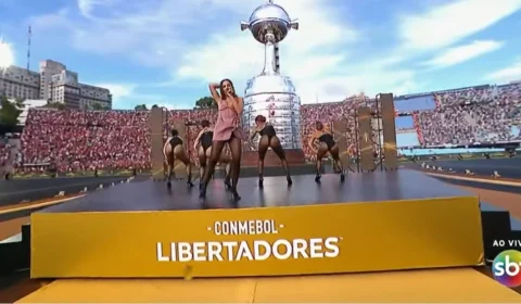 FINAL DA LIBERTADORES: Anitta agita público no estádio com os hits ‘Bola Rebola’, ‘Me Gusta’ e ‘Combatchy’; veja como foi a apresentação