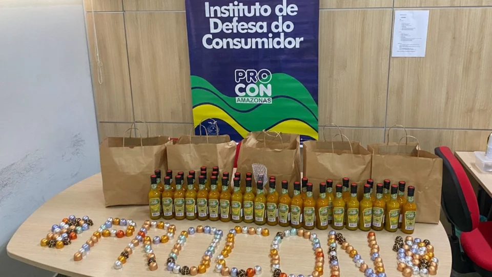 Procon-AM apreende chocolates e garrafas de molho de pimenta com informações ilegíveis sobre validade em quiosque no aeroporto de Manaus