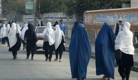 Talibã diz que mulheres poderão estudar em universidades, mas em salas separadas