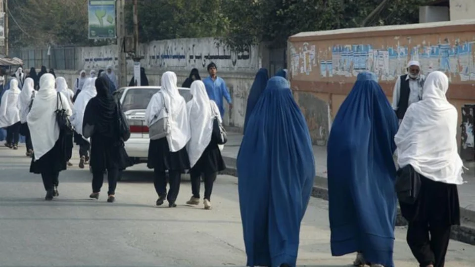 Talibã diz que mulheres poderão estudar em universidades, mas em salas separadas