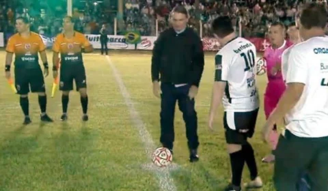 VÍDEO: horas após alta por obstrução intestinal, Bolsonaro vai a jogo de sertanejos em GO