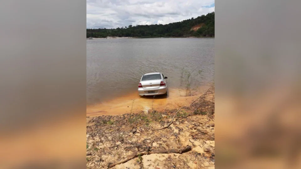 Após tentativa frustrada de assalto à agência bancária no AM, suspeitos fogem com carro do gerente
