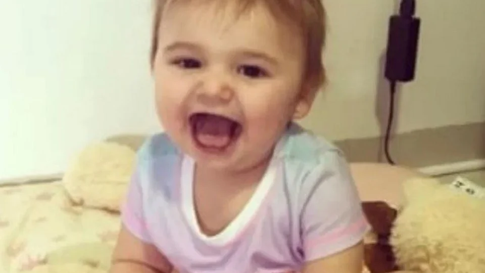 Bebê é entubada em UTI após ter 72% do corpo coberto por queimaduras causadas por remédio