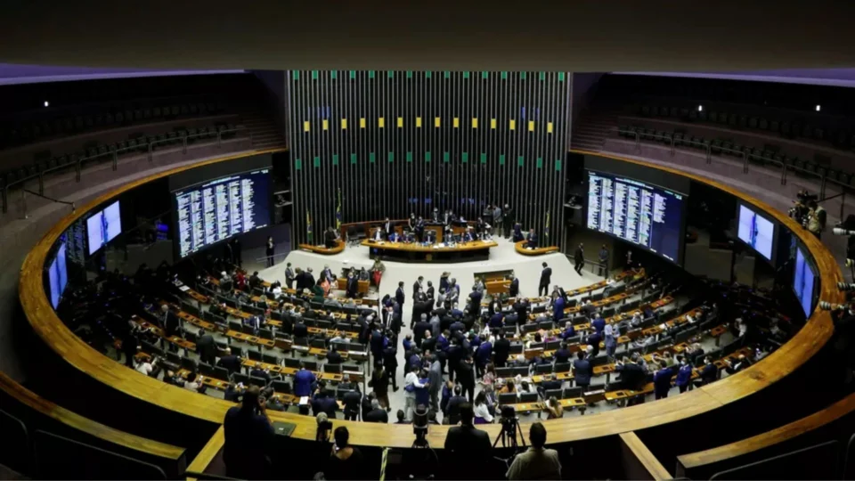 MP de Bolsonaro que subsidia casa própria a policiais tem texto-base aprovado pela Câmara