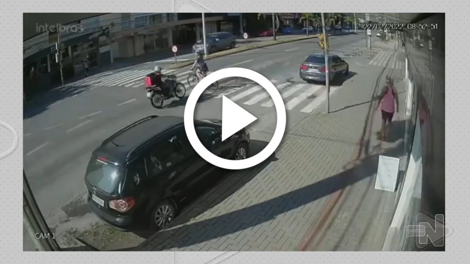 VÍDEO: ciclista é atropelada ao cruzar faixa de pedestre em Santa Catarina
